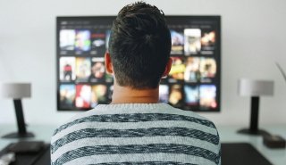 Een meta-analyse van drie observationele cohortstudies toont dat langdurig TV kijken geassocieerd is met een hoger risico op VTE in vergelijking met deelnemers die nooit of zelden TV kijken. 